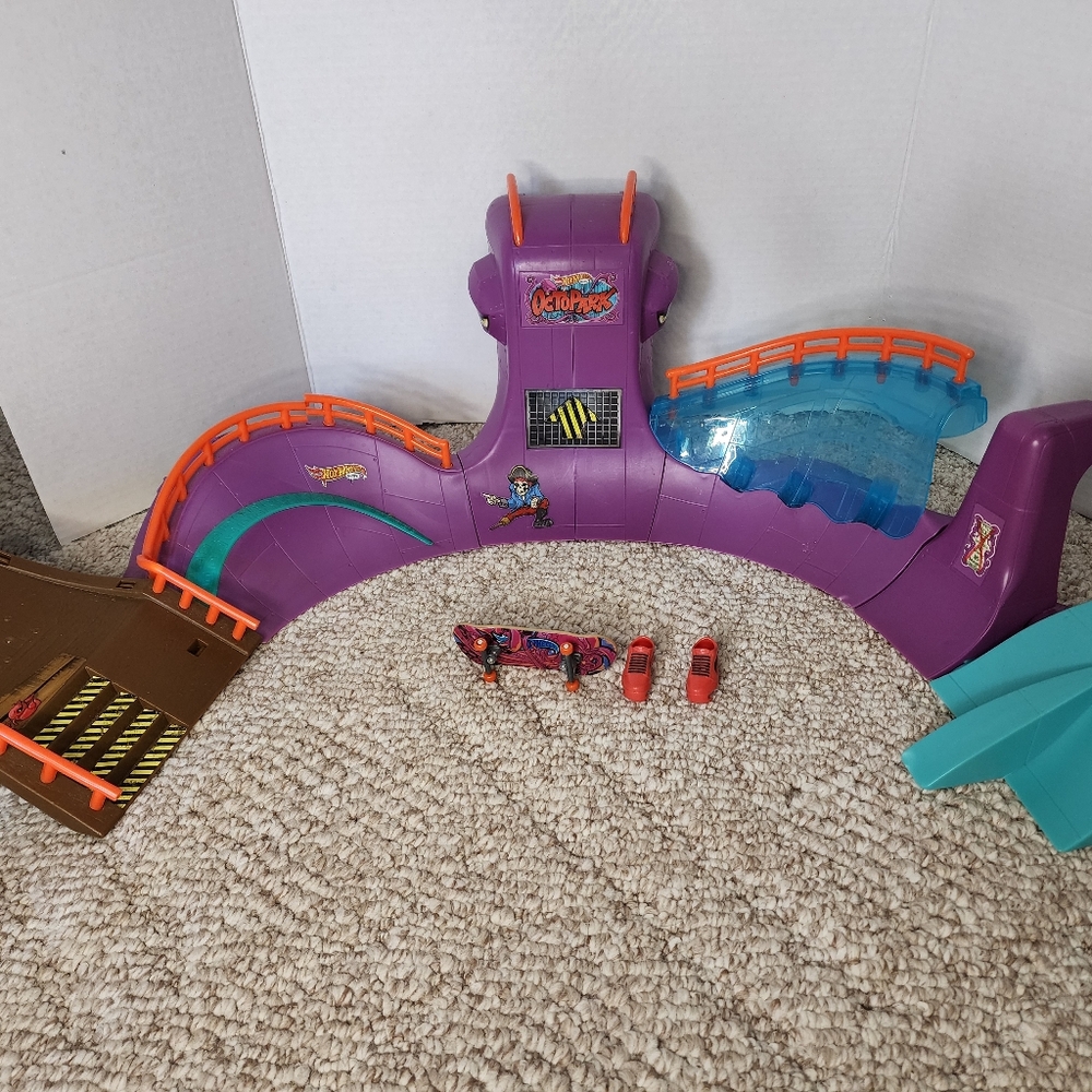 Hot Wheels Octopark Colorful Finger Skate Park Playset for Kids